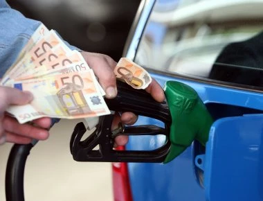 Μόνο στην Ελλάδα: Η τιμή του πετρελαίου πέφτει αλλά η τιμή της βενζίνης ανεβαίνει και ξεπερνάει τα 2 ευρώ στα νησιά!